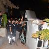 Kamyonete çarpan lüks cip, kaldırımdaki ağacı da yerinden ...
