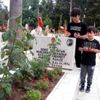 Şehit ailelerinden evlat nöbetindeki ailelere dik ... Şehit ailelerinden evlat nöbetindeki ailelere dik ...