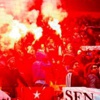 Taraftar ateşe attı! Taraftar ateşe attı!