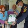 Yaşlı çiftin yüzünü jandarma ekipleri güldürdü Yaşlı çiftin yüzünü jandarma ekipleri güldürdü