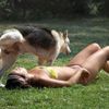 Güneşlenen kadına köpek işedi