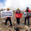 Manisalı dağcılar Süphan Dağının zirvesinde bayramı ... Manisalı dağcılar Süphan Dağının zirvesinde bayramı ...