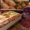 Pastırma ile sucuğa, gümrük geçişi için baklava ve lokum kutusu