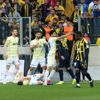 Fenerbahçe maçında şok kavga! İşte görüntüler...