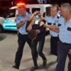 Kendisini uyaran polise kafa attı
