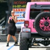 Amber Rose pembe cipiyle gezmede