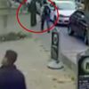 Kadına önce omuz, sonra yumruk attı!