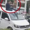 Aracının üstünde otoparka götürüldü