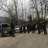 Karantinadaki köylerine giremeyince annelerinin cenaze namazını jandarma noktasında kıldılar