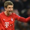 Rachid Ghezzal, Bayern'in yıldızı Thomas Müller'i sollamak üzere Rachid Ghezzal, Bayern'in yıldızı Thomas Müller'i sollamak üzere