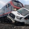 Bariyerleri kırıp geçmeye çalışan kamyonete tren çarptı