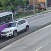 Otomobil, otobüse çarptı karşı şeride geçti