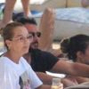 Bengü havuz başında dinlendi