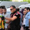 Polis, Adana'da PKK paçavrasını yaktı Polis, Adana'da PKK paçavrasını yaktı