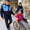 Zabıta engelli gence yardım etti