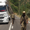 PKK'lı teröristler güpe gündüz yol kapattı