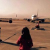 Yaşlı kadını uçaktan attılar Yaşlı kadını uçaktan attılar