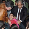 Şamil Tayyar çocuklara kaban dağıttı Şamil Tayyar çocuklara kaban dağıttı
