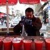 Hayırsever kadın vatandaşlara para ve gıda malzemesi ...