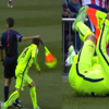Barcelona'lı oyuncuyu hakem sakatladı! Barcelona'lı oyuncuyu hakem sakatladı!