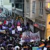 Kadınlar 8 Mart Feminist Gece Yürüyüşü için Taksim'de: Polis caddeyi ablukaya aldı