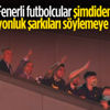 Fenerbahçeli futbolcular taraftarlarla tezahürat yaptı