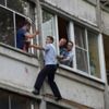 Babası tarafından camdan atılmak üzere olan bebek böyle kurtarıldı Babası tarafından camdan atılmak üzere olan bebek böyle kurtarıldı