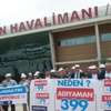 Adıyaman havaalanında 'pahalı uçak bileti' protestosu Adıyaman havaalanında 'pahalı uçak bileti' protestosu