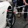 Otomobile giren yılanı böyle çıkardılar! Otomobile giren yılanı böyle çıkardılar!