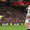 Liverpool - Beşiktaş maçında sahaya protestocular girdi Liverpool - Beşiktaş maçında sahaya protestocular girdi