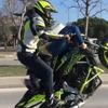 Sevgilisini sırtüstü motosiklete yatırıp tek teker üstünde gitti