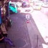 Kamyonunun altında kalmaktan kıl payı kurtuldu Kamyonunun altında kalmaktan kıl payı kurtuldu