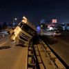 TIR bariyerlere devrildi, D-130 da uzun araç kuyrukları ... TIR bariyerlere devrildi, D-130 da uzun araç kuyrukları ...