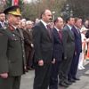Kurtuluş töreninde dağıtılan şekerlemeleri almak için ... Kurtuluş töreninde dağıtılan şekerlemeleri almak için ...