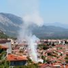 Ev yangını mahalleyi dumanlar altında bıraktı Ev yangını mahalleyi dumanlar altında bıraktı