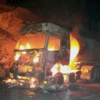 Nusaybin-Midyat karayolunda 2 araç yaktılar Nusaybin-Midyat karayolunda 2 araç yaktılar