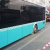 Kadıköy’de yol çöktü otobüs mahsur kaldı