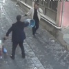 Sokak ortasında eşini böyle bıçakladı Sokak ortasında eşini böyle bıçakladı