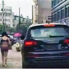 Aldattığından şüphelendiği karısını soyup sokağa attı!