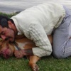 Tehlikeli olmadığını göstermek için köpeğini ısırdı Tehlikeli olmadığını göstermek için köpeğini ısırdı