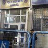Kızının eski nişanlısını karakolun önünde bıçakladı Kızının eski nişanlısını karakolun önünde bıçakladı