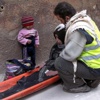 Madaya'da bir genç yardım görevlilerinin gözleri önünde açlıktan öldü Madaya'da bir genç yardım görevlilerinin gözleri önünde açlıktan öldü