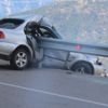 Akılalmaz kaza! Bariyerlere saplanınca kurtuldu Akılalmaz kaza! Bariyerlere saplanınca kurtuldu