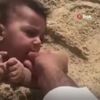 Akılalmaz olay! Bebeğine kum yedirdi Akılalmaz olay! Bebeğine kum yedirdi
