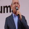 Ezan Okununca Konuşmasına Ara Verdi Ezan Okununca Konuşmasına Ara Verdi