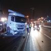 Bariyerlere çarpan tır karşı şeride geçti