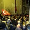 Sancaktepe de yüzlerce kişi şehit Emre Baysal ın evine ... Sancaktepe de yüzlerce kişi şehit Emre Baysal ın evine ...