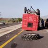 Traktörle kamyon çarpıştı: 3 yaralı