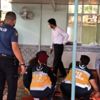 Genç kız caminin altını üstüne getirdi Genç kız caminin altını üstüne getirdi