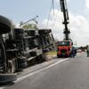 TEM Otoyolu'nda devrilen tır trafiği kilitledi TEM Otoyolu'nda devrilen tır trafiği kilitledi